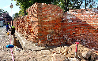 Trwa remont zabytkowy murów obronnych w Pasłęku. „To wyjątkowy zabytek, który pilnie potrzebuje renowacji”